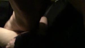 Uomo insidioso scopa la moglie addormentata di amico in macchina