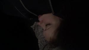 Uomo insidioso scopa la moglie addormentata di amico in macchina - immagine dello schermo #5