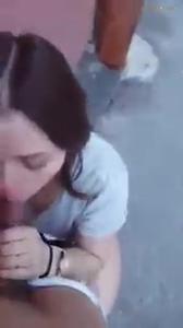 Una ragazza succhia in un vicolo della strada, non rifuggendo lo spazio aperto - immagine dello schermo #17