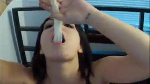 Bruna beve sborra da un preservativo - immagine dello schermo #11