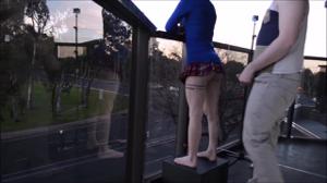 Sesso estremo tra studente su un balcone affollato - immagine dello schermo #4