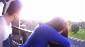 Sesso estremo tra studente su un balcone affollato - immagine dello schermo #6