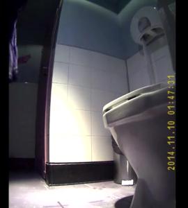 Ragazza piscia e scopata pubblico igienici - immagine dello schermo #1