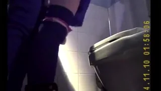 Ragazza piscia e scopata pubblico igienici