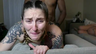 A pecorina, un nero vanga ferocemente una vacca tatuata