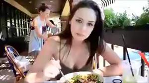 Una donna che lavorava nella polizia per una scommessa ha mostrato le tette a una cena in un ristorante - immagine dello schermo #10