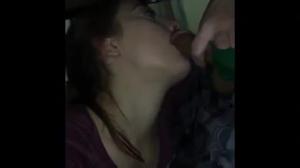 Giovane italiano succhia il cazzo sul fidanzato della ragazza - immagine dello schermo #14
