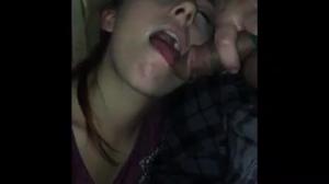 Giovane italiano succhia il cazzo sul fidanzato della ragazza - immagine dello schermo #21