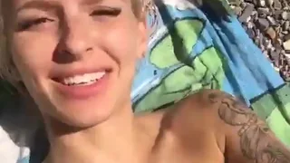 Sesso in spiaggia con una bionda
