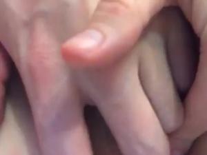 La bella mora lecca i succhi vaginali dalle dita dell'amico - immagine dello schermo #12