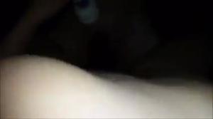 Una ragazza che masturba il cazzo di un ragazzo con un vibratore - immagine dello schermo #1
