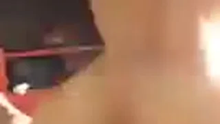 Una bel culo cagna cavalca delicatamente un cazzo