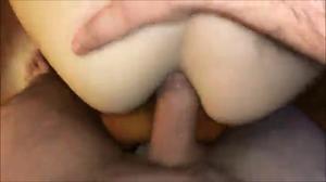 Un ragazzo scopa una zoccola nel culo e lascia leccare i succhi anali - immagine dello schermo #9