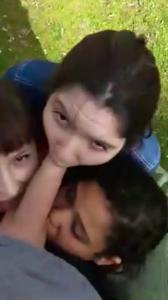 Un ragazzo ha tre fidanzate fedeli a cui mette costantemente un cazzo in bocca - immagine dello schermo #11