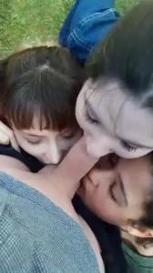 Un ragazzo ha tre fidanzate fedeli a cui mette costantemente un cazzo in bocca - immagine dello schermo #14