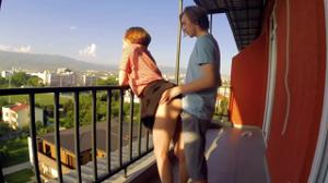 Giovani coppie che fanno sesso sul balcone - immagine dello schermo #2