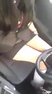 La bruna ha mostrato la sua figa in macchina, alzando la gonna più in alto - immagine dello schermo #6