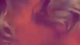 Donna bionda che si tocca le tette