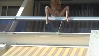Escort ubriaca si masturba in pubblico sul balcone