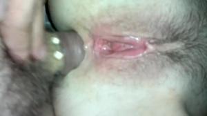 Cazzo in preservativo penetra nel foro anale - immagine dello schermo #4
