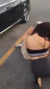 Le prostitute si battono per un posto di lavoro nel parcheggio - immagine dello schermo #8