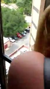 Donna grassa scopa vicino alla finestra guardando il marito allo stesso tempo - immagine dello schermo #13