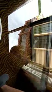 Donna grassa scopa vicino alla finestra guardando il marito allo stesso tempo - immagine dello schermo #17